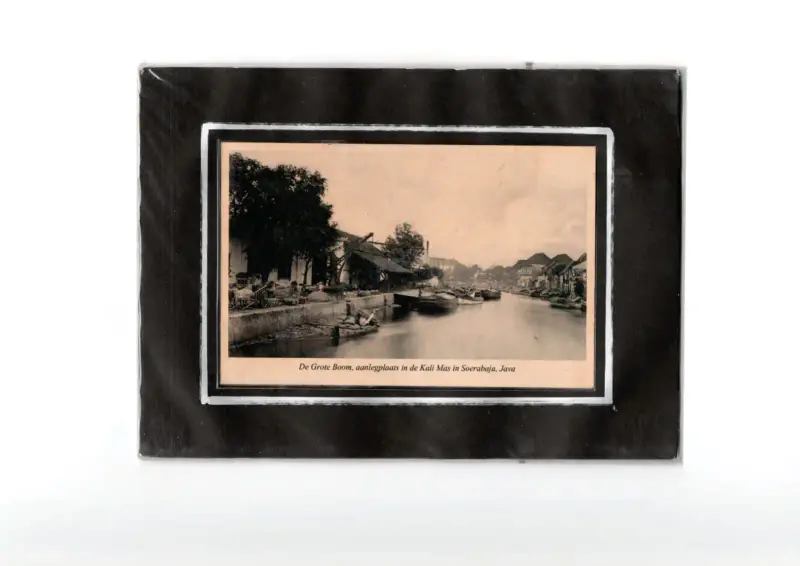 Vedere cu macara portuara pe raul Kali Mas din Surabaya